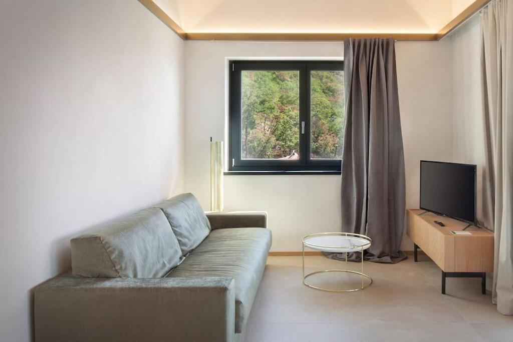 Villa Divina - Apt Divina Con Piscina E Vista Lago Castelletto Di Brenzone Exterior foto
