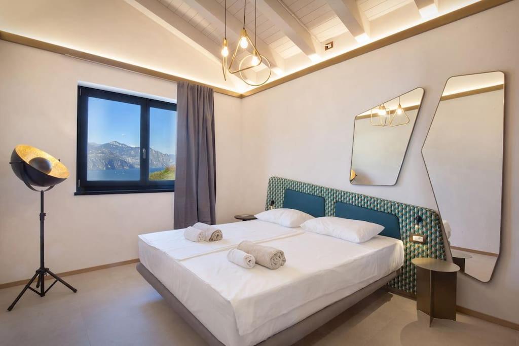 Villa Divina - Apt Divina Con Piscina E Vista Lago Castelletto Di Brenzone Exterior foto