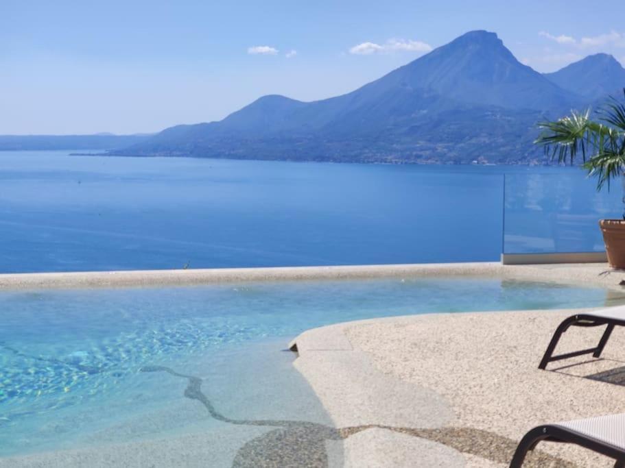 Villa Divina - Apt Divina Con Piscina E Vista Lago Castelletto Di Brenzone Exterior foto