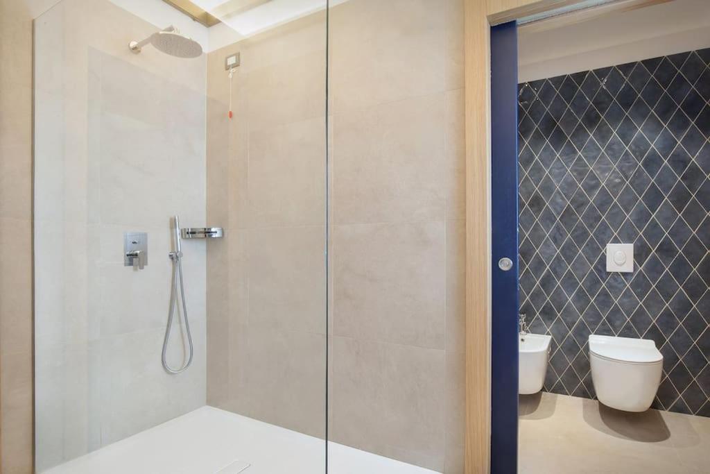 Villa Divina - Apt Divina Con Piscina E Vista Lago Castelletto Di Brenzone Exterior foto