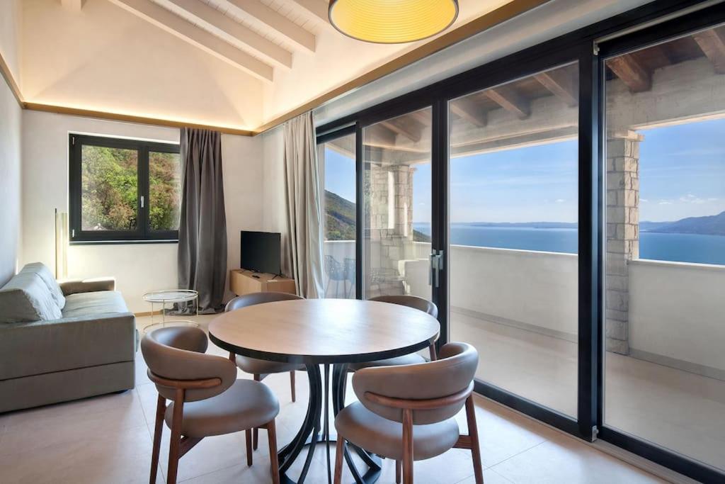 Villa Divina - Apt Divina Con Piscina E Vista Lago Castelletto Di Brenzone Exterior foto
